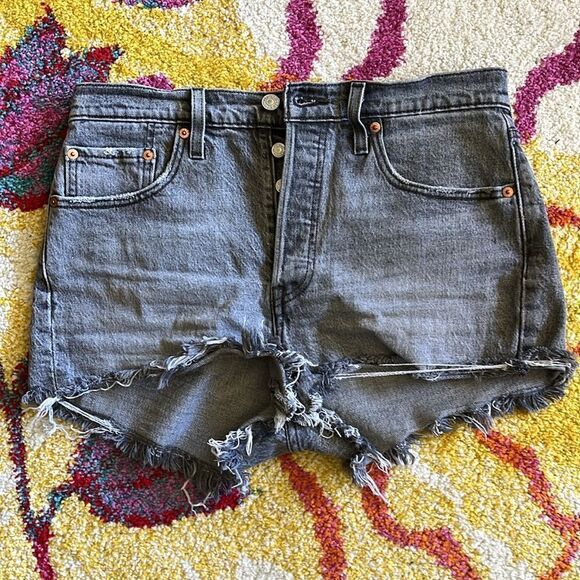 EXCELLENT CONDITION LEVI’S 501 GRAY BUTTONFLY HI-RISE 2-/2” DENIM SHORTS SIZE 28 - Picture 7 of 13